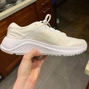 BRAND NEW Nike Air Zoom Structure 24 in White/Barely Green